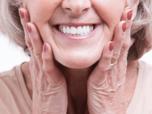 Mulher sorrindo com próteses dentárias